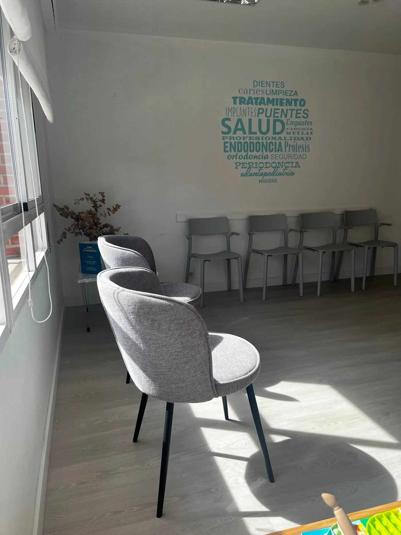 Sala de espera de la clínica, con espacio y luz natural