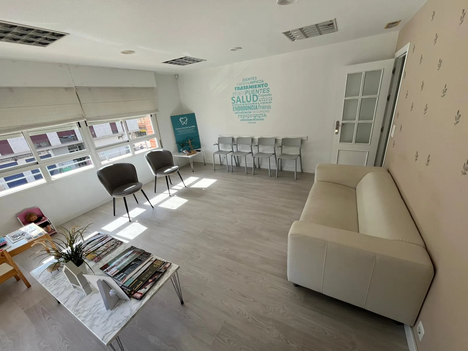 Sala de espera con sofá y expositores