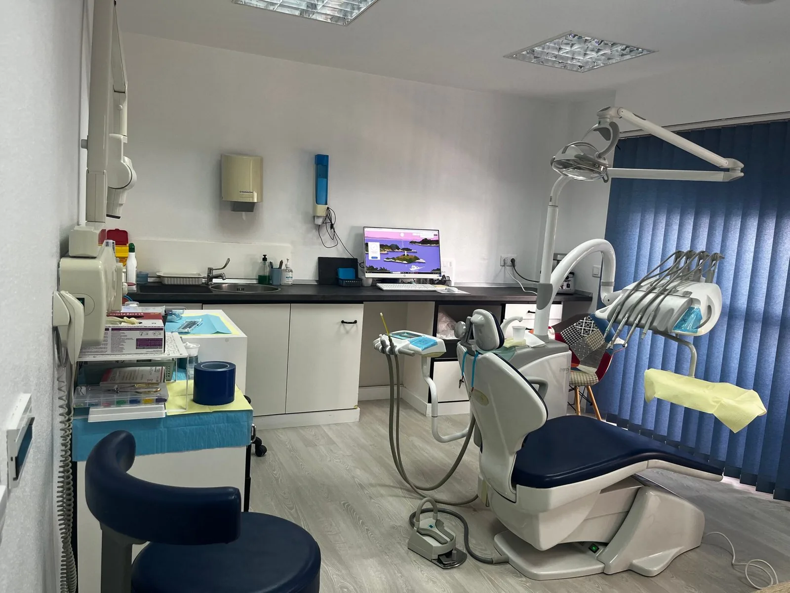 Gabinete con carro de instrumental y esterilizador