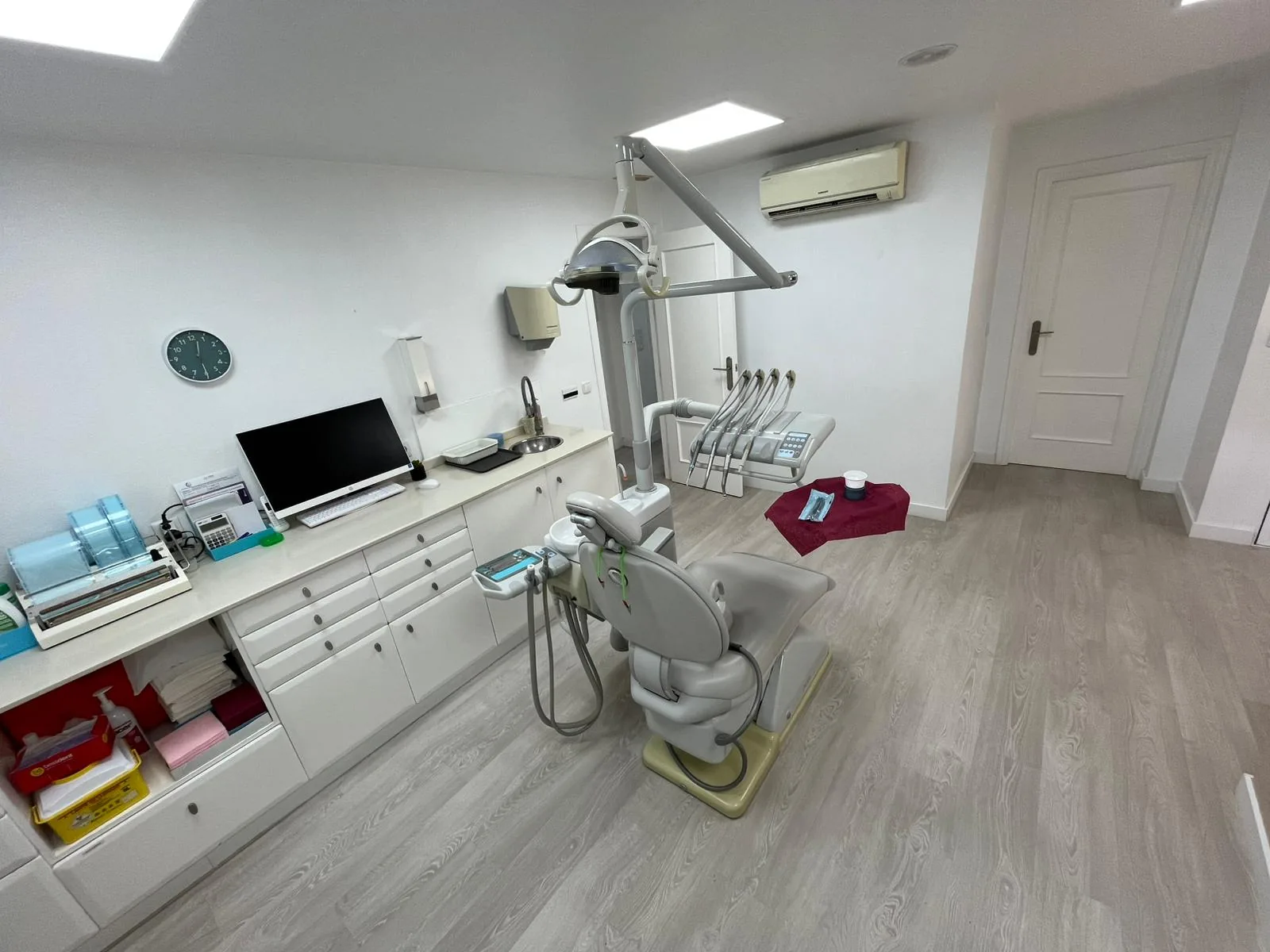 Gabinete con sillón dental y equipo de radiodiagnóstico